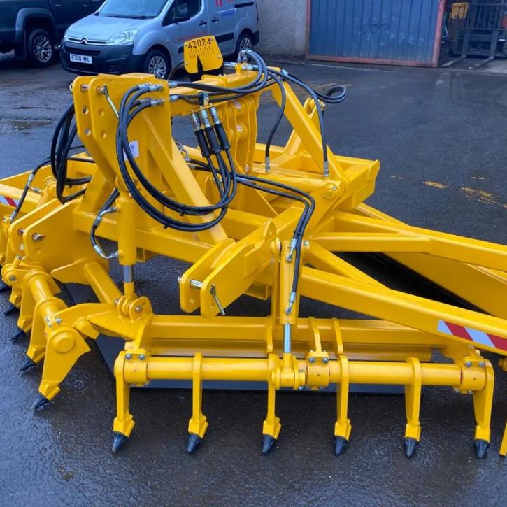 Gravel Road Grader - 3m, bolt on Hardox, ripper teeth, tilting frame and hydraulic operation on front and rear levelling beams