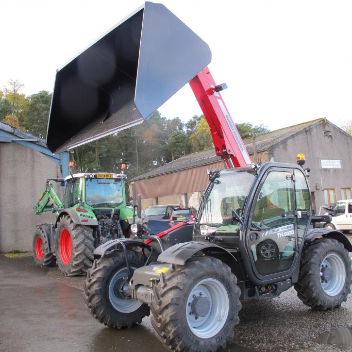 7' 6 Grain Bucket c/w Manitou Fittings