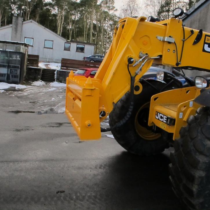 JCB 5650 - Pin & Cone Quick Hitch Adapter