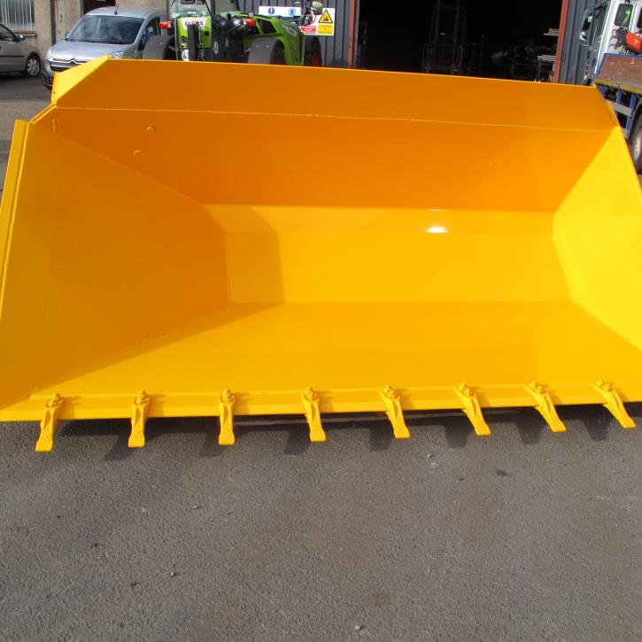 8ft wide Side Tipping Bucket with bucket teeth and pin and cone