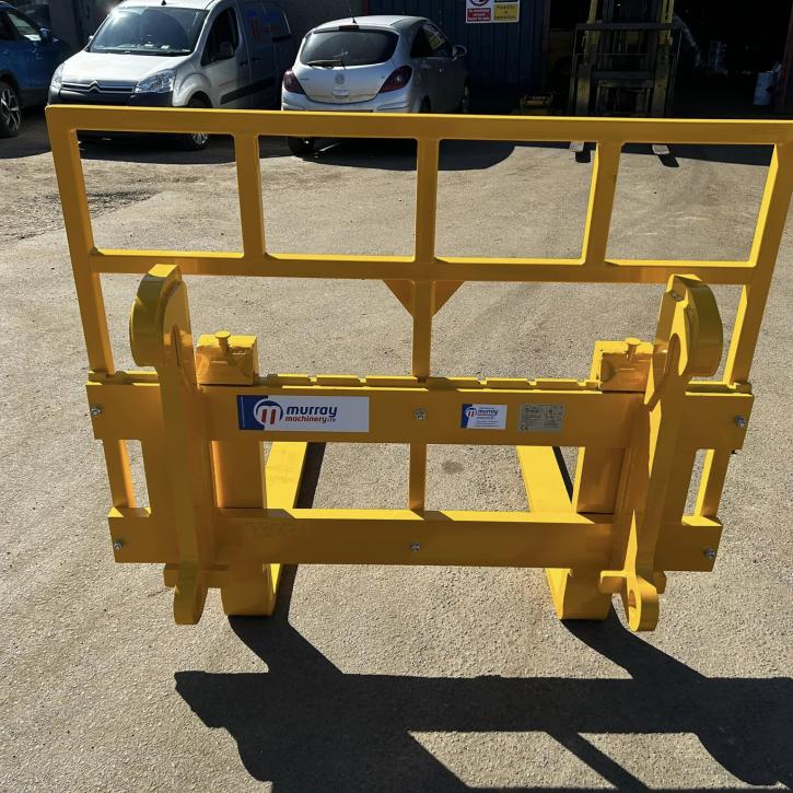 4 ton Pallet Forks with guard and Volvo Hooks