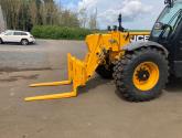 Set of 6 ton pallet forks c/w class 4 carriage